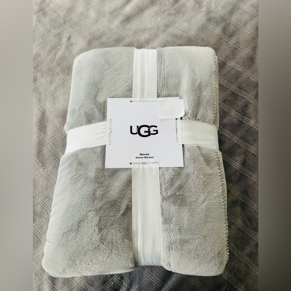 UGG Novah luxury Blanket Queen size grey